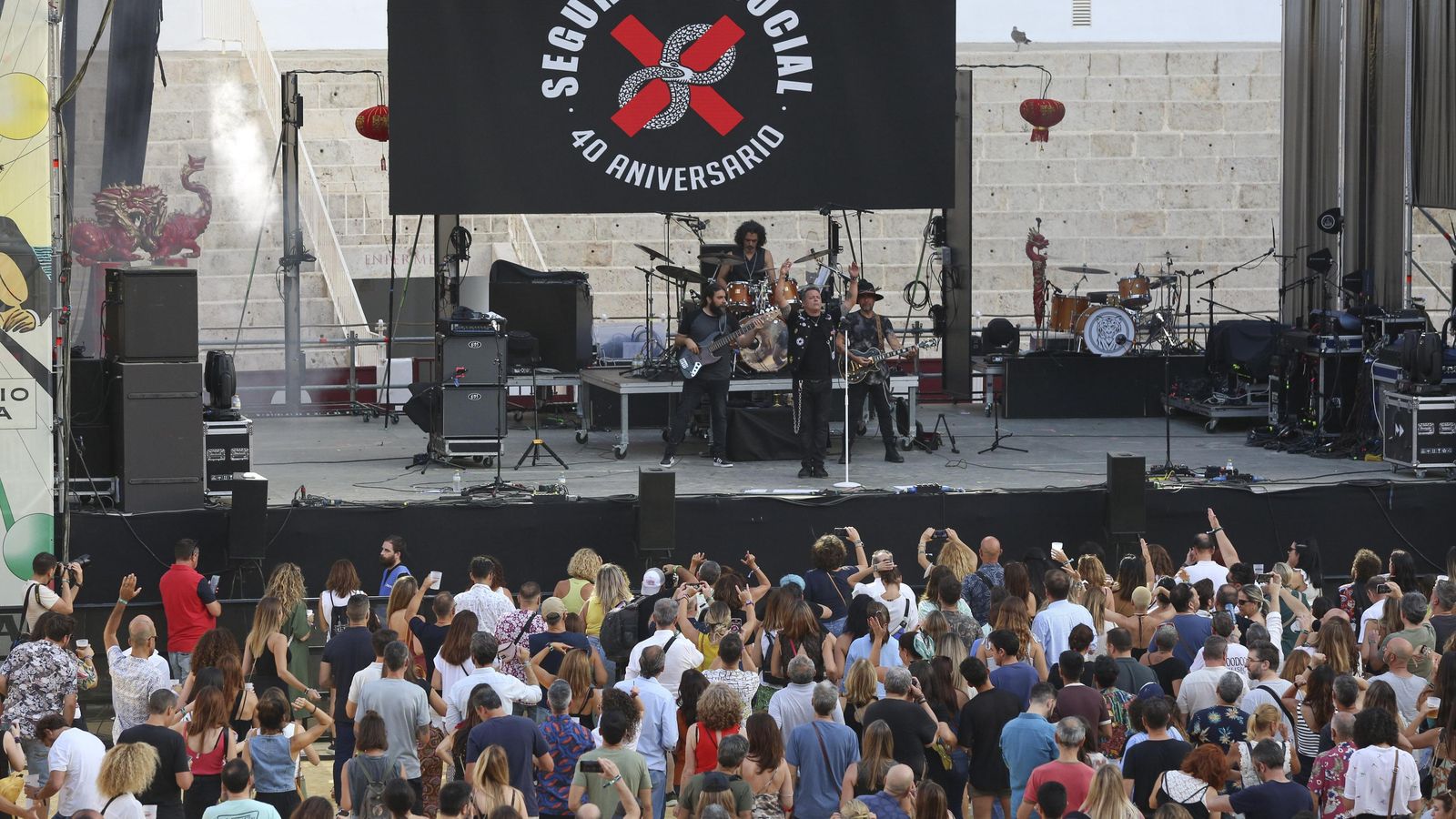 El público frente al escenario durante el concierto de Seguridad Social.