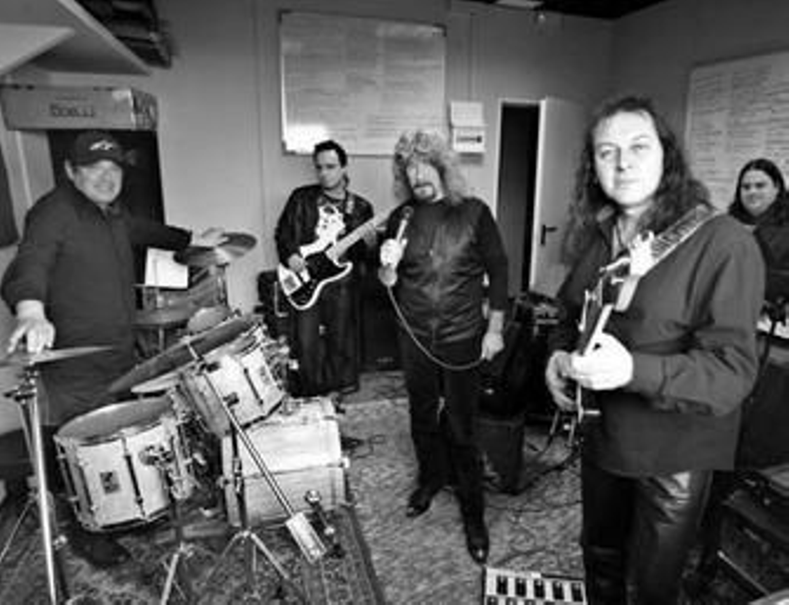 La veterana banda cordobesa Medina Azahara, en su estudio, durante una sesión de ensayo.