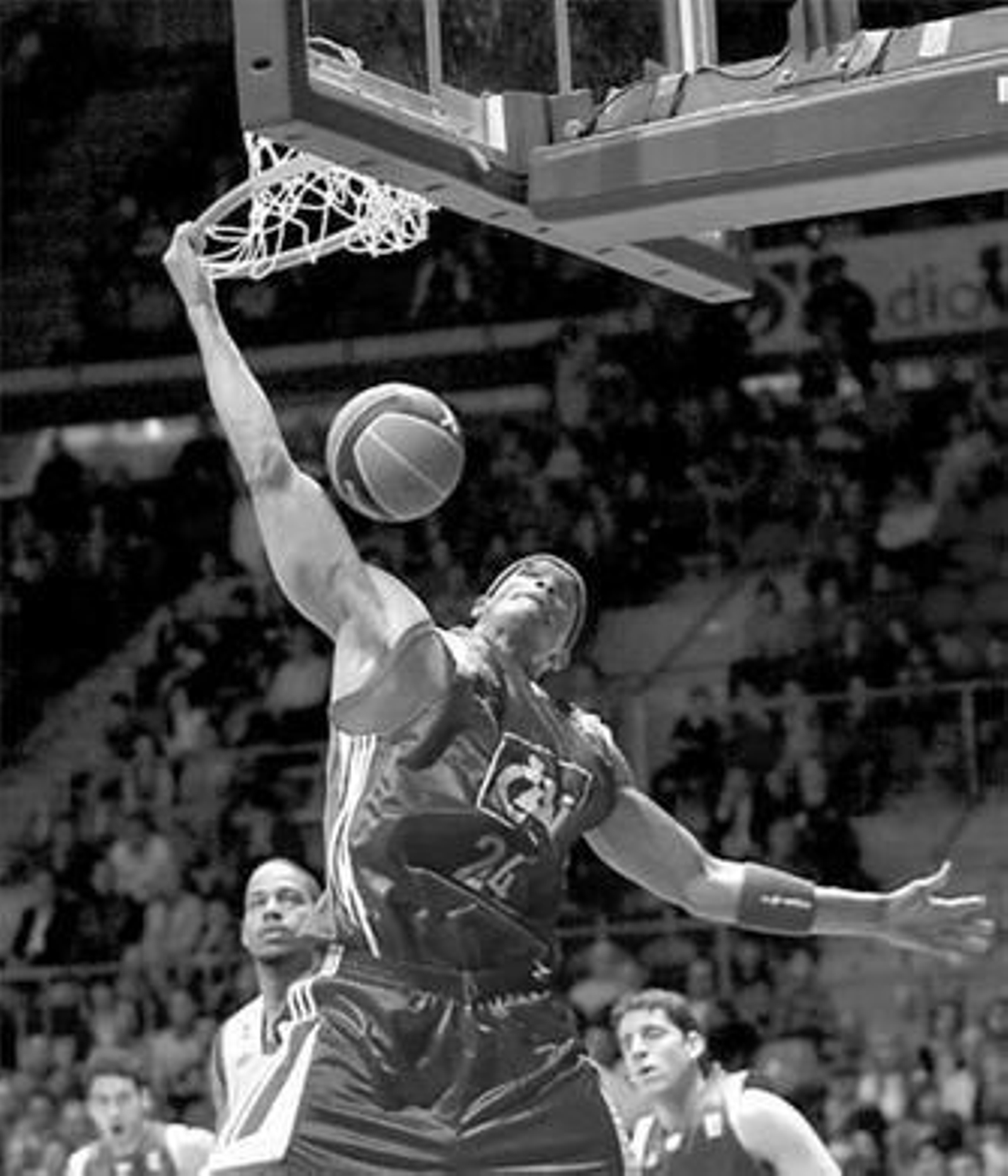 Garcés machaca la canasta del Tau durante el partido de ayer.