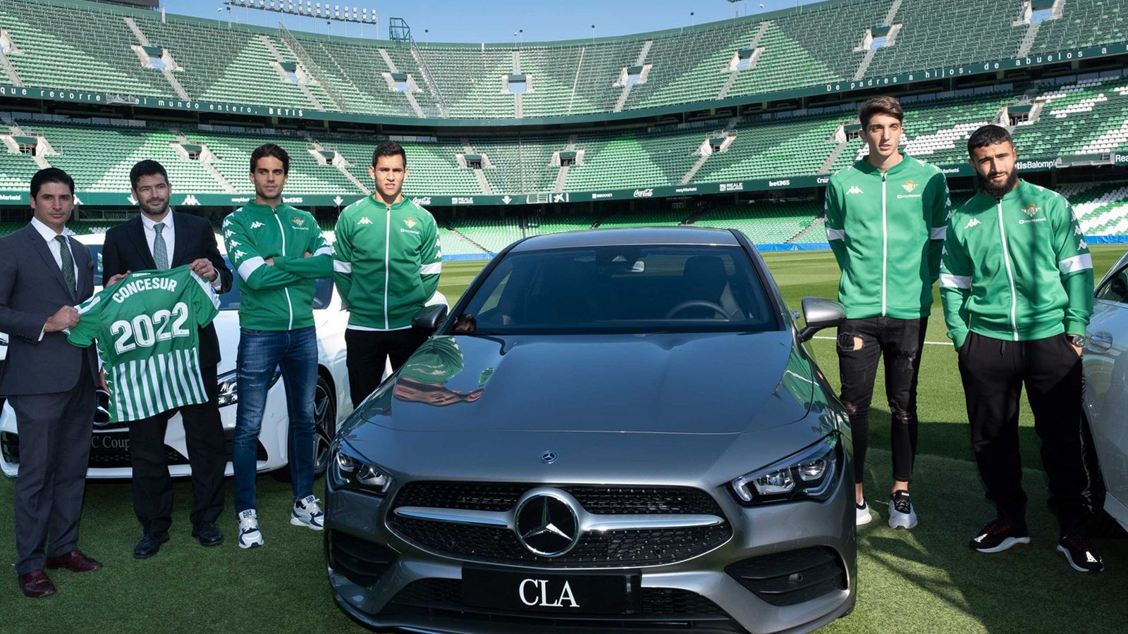 Parte de la plantilla del Betis junto el nuevo Mercedes CLA.