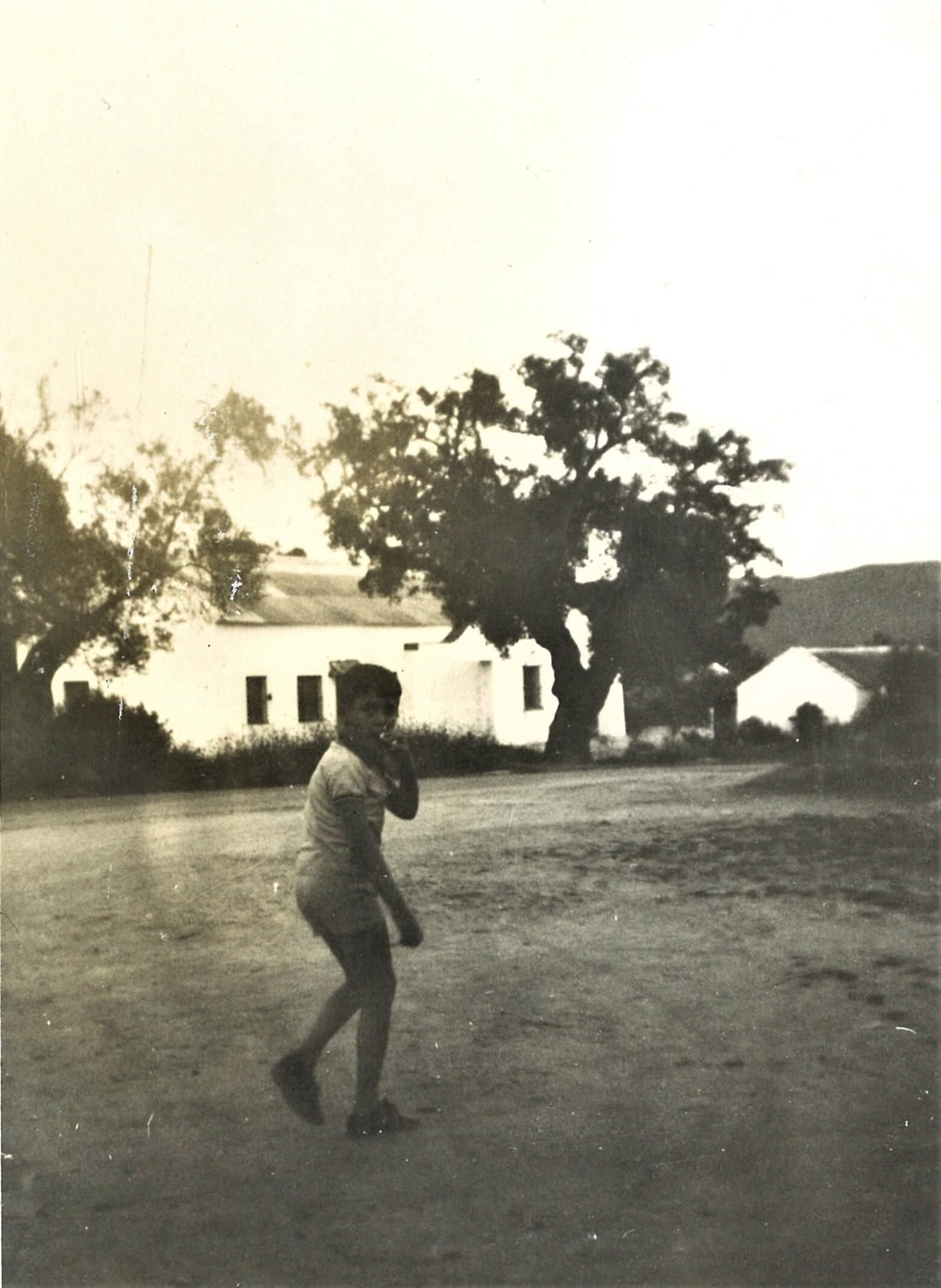 Juan Antonio Mariscal Rodríguez en la C-440. Al fondo, la Escuela de la Polvorilla. Año 1968.