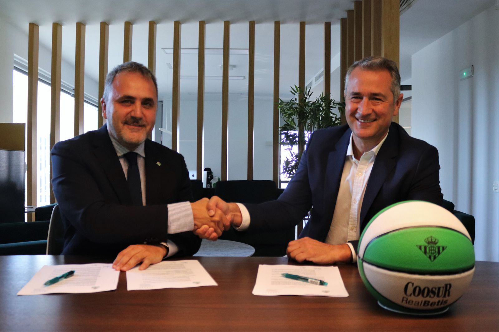 Fernando Moral, presidente del Coosur Betis, y Pepe Reina, director general del CB Morón.