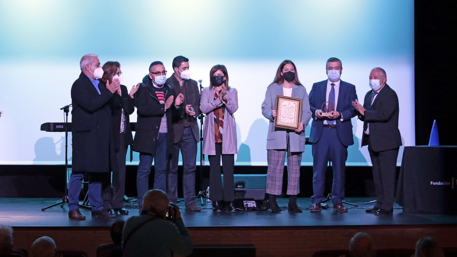 Personal de la Unidad de Cuidados Intensivos del hospital de Jerez durante la entrega del Ateneo de Honor.