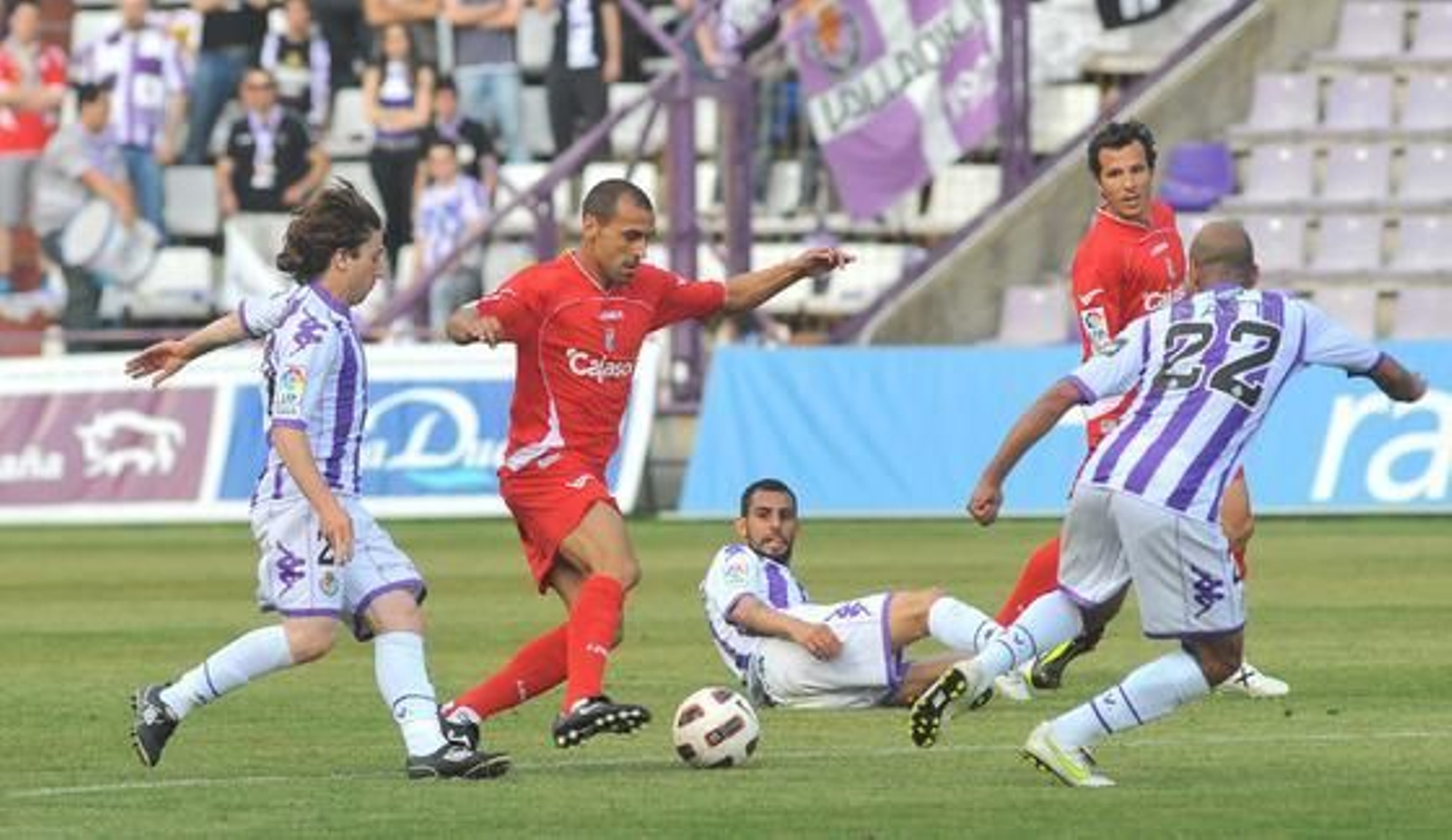 El Xerez se aleja del play-off de ascenso tras caer en Valladolid. 

Foto: LOF