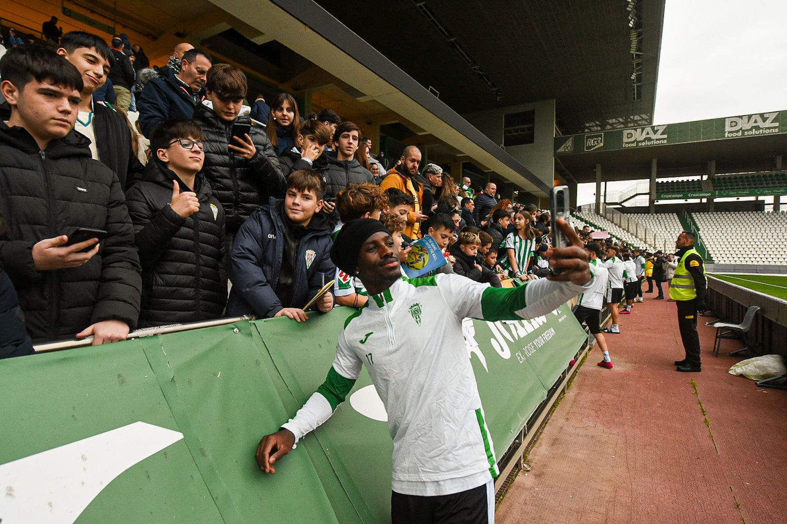 El Córdoba CF se deja querer por su afición en el Día de Año Nuevo: las fotos del entrenamiento de puertas abiertas