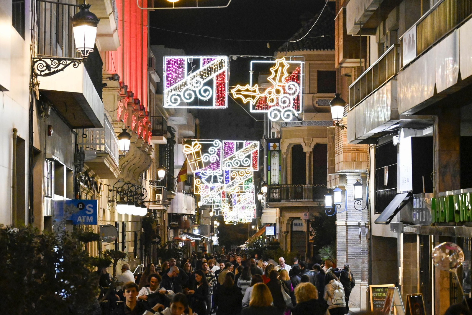 Imágenes de la nevada y alumbrado navideño en Huelva