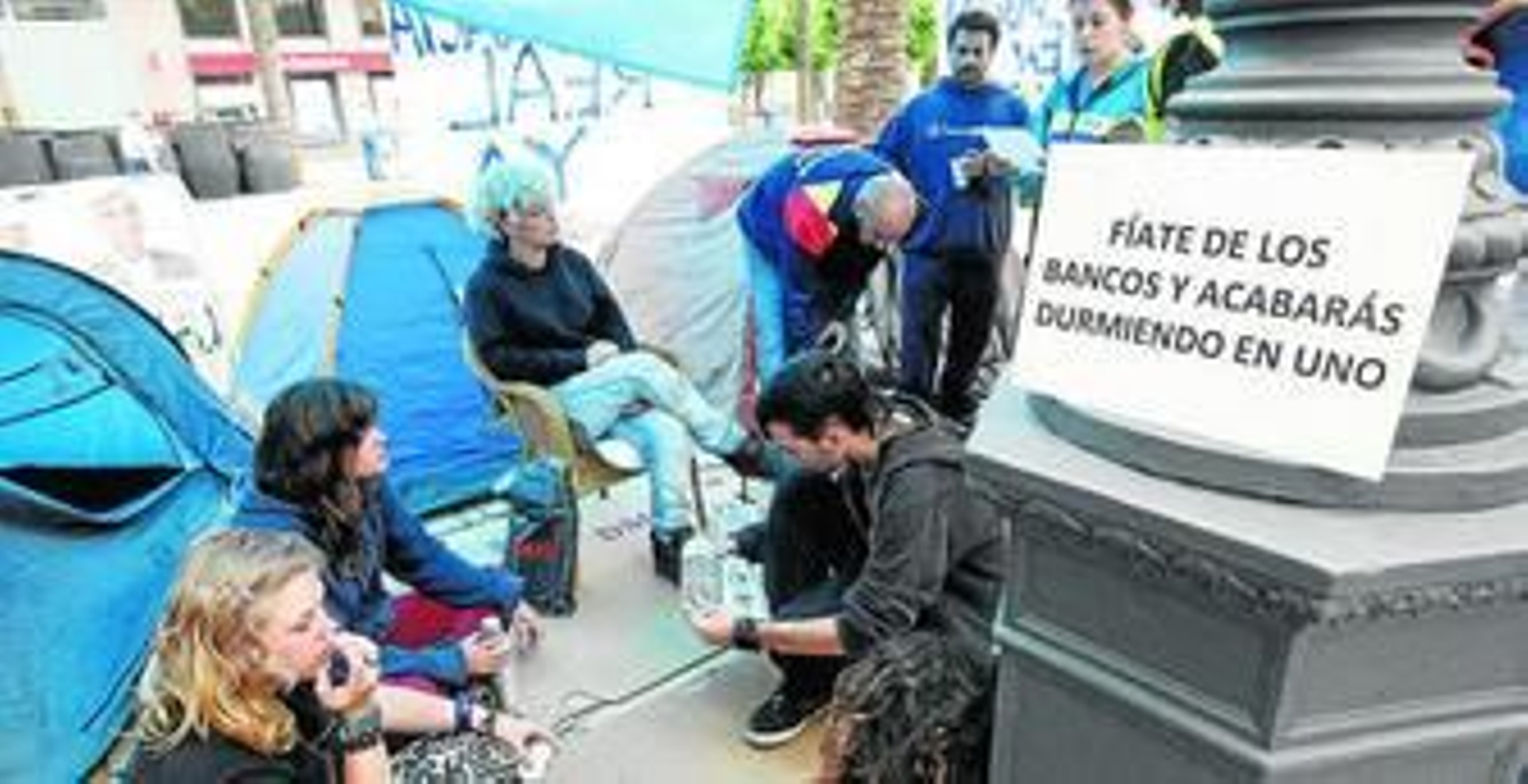 Los acampados, ayer al mediodía en el improvisado campamento de la Plaza del Arenal.