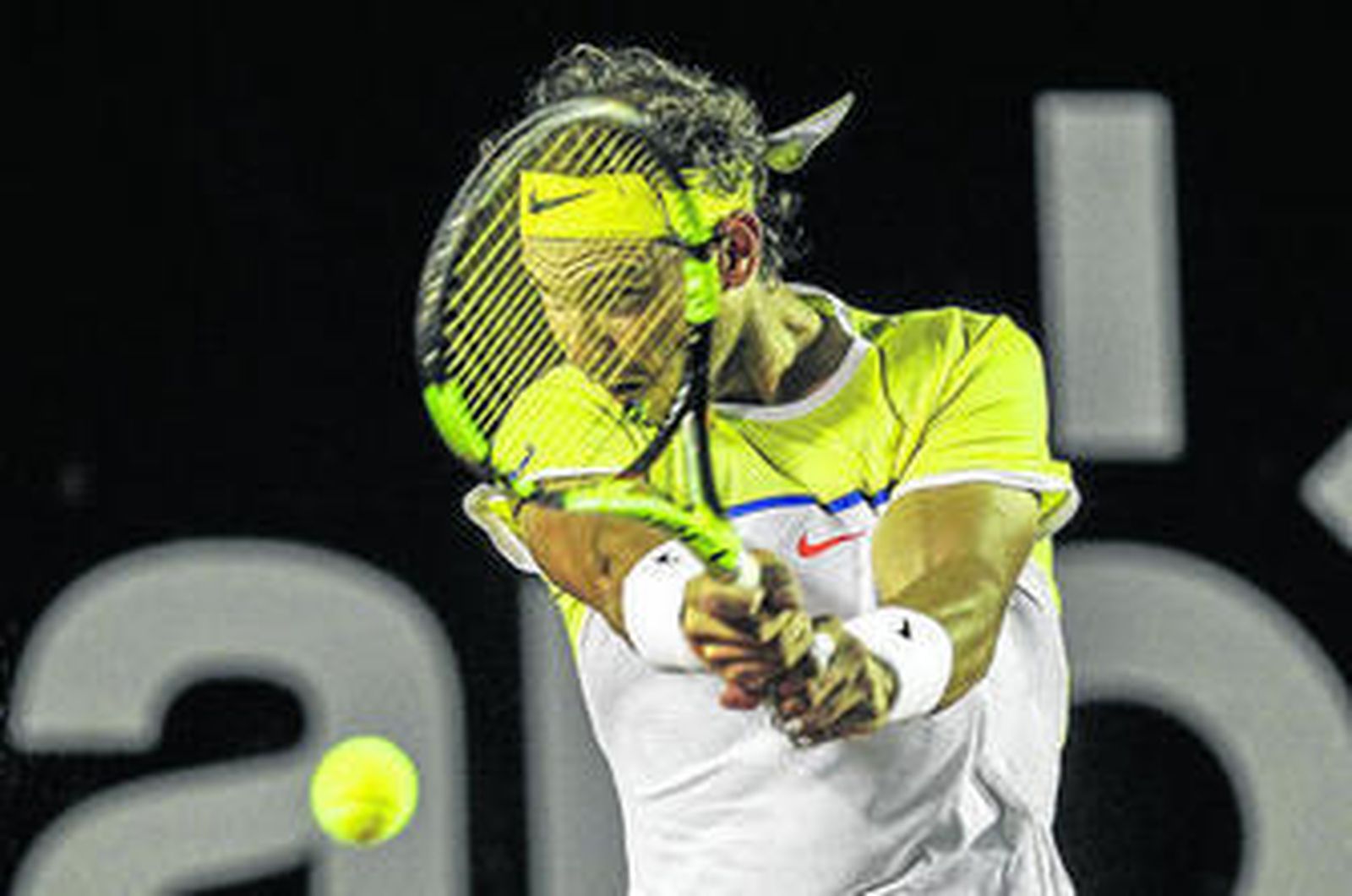 Rafa Nadal golpea de revés en su partido ante Pablo Carreño.