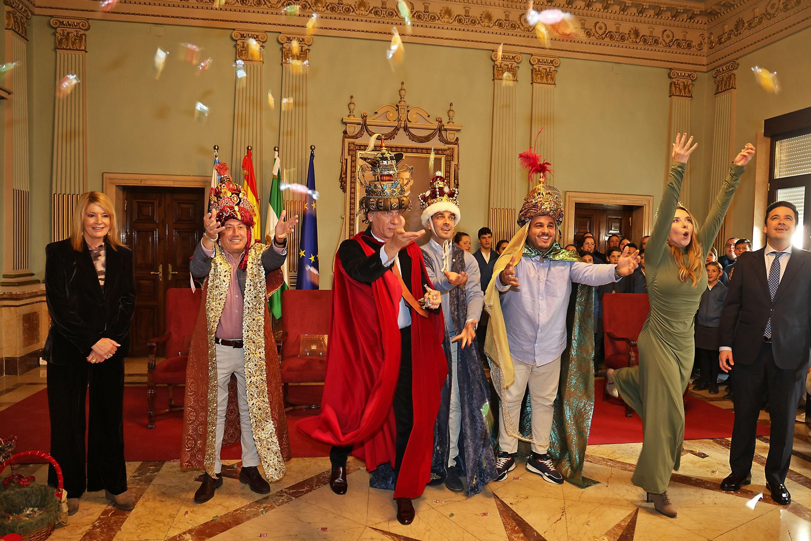 Sus Majestades Los Reyes Magos son coronados en el Ayuntamiento de Huelva