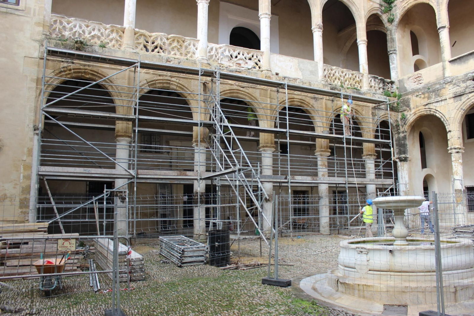 Los andamios cubren ya parte de las galerías del palacio de los Ribera.