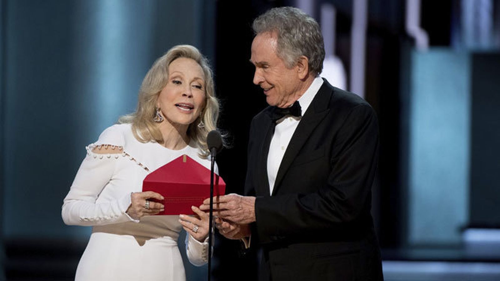 Faye Dunaway y Warren Beatty, en el momento de la equivocación.
