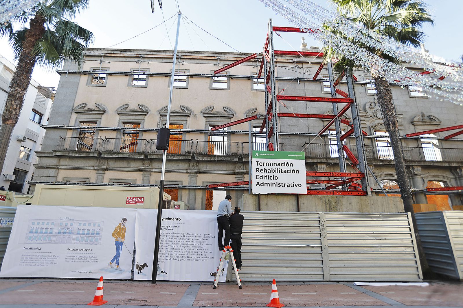 Imágenes de la colocación de vinilos de los restos arqueológicos encontrados en el antiguo edificio de Hacienda