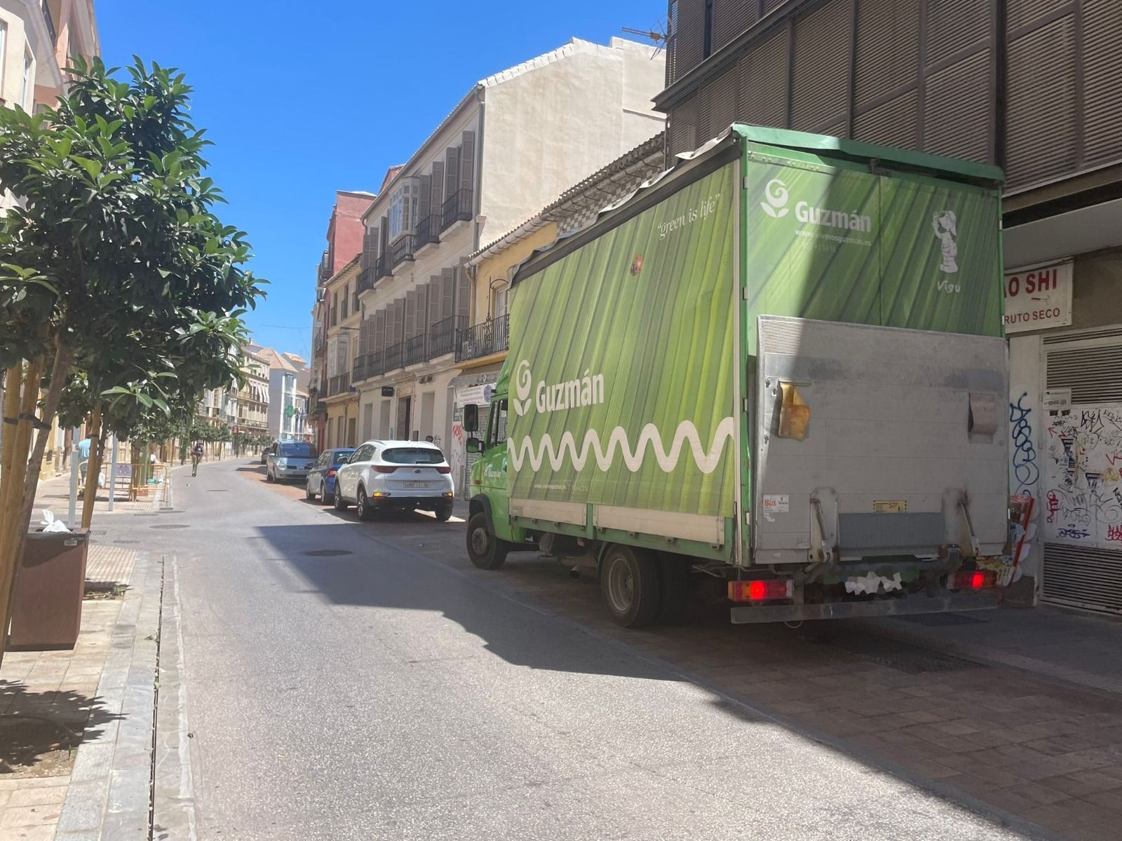 Coches aparcados en calle Carretería