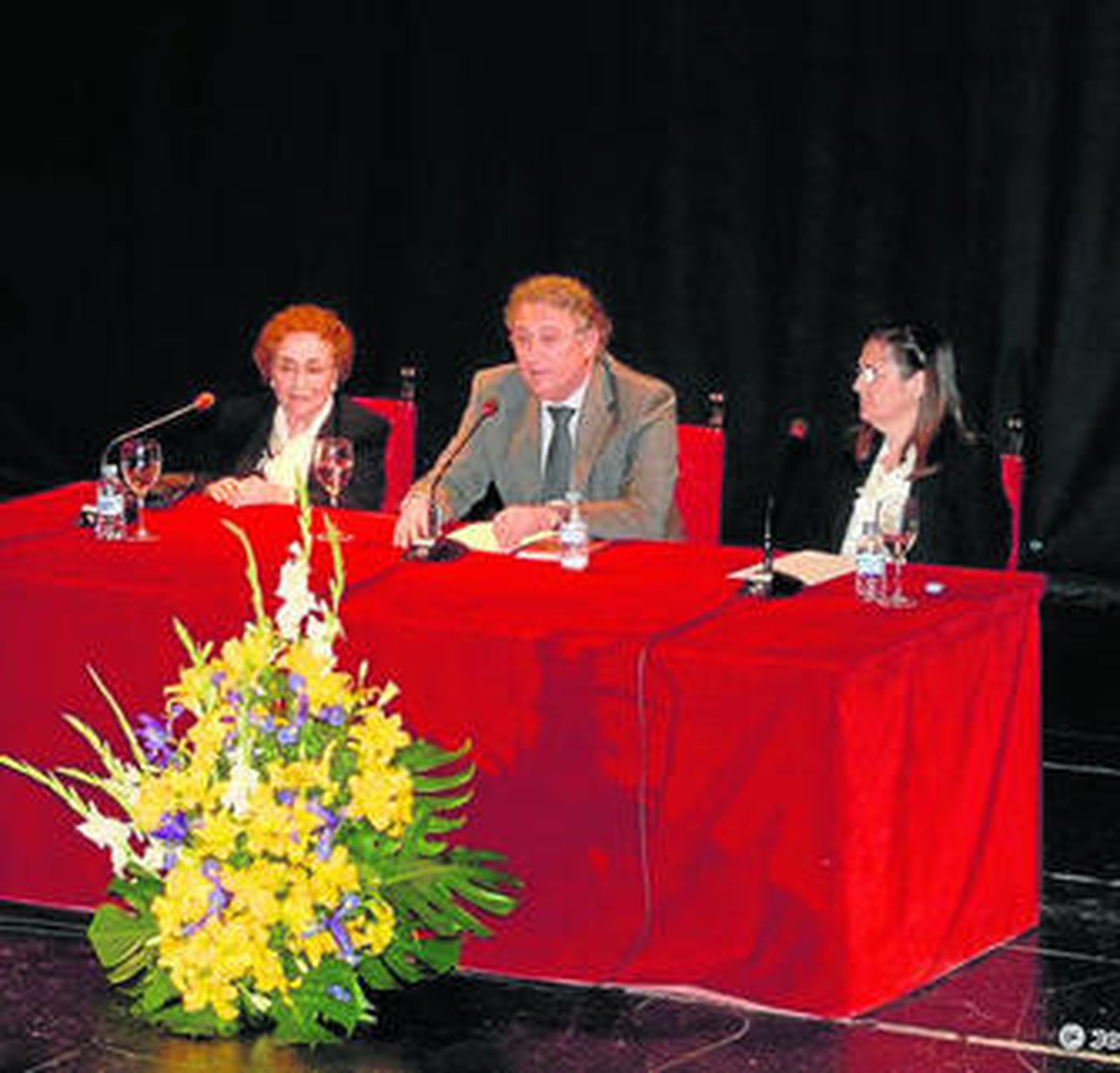 Jesús Caicedo junto a María de los Ángeles Batlles y su hija Angelita.