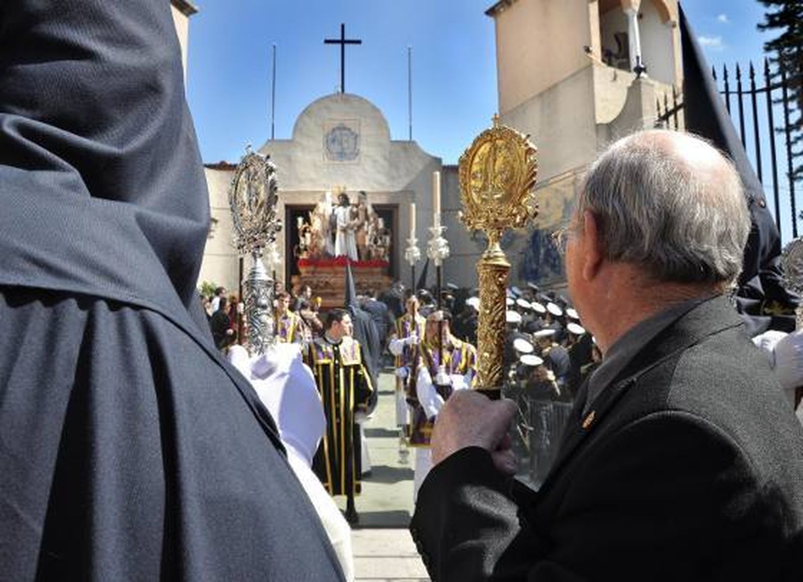 Nuestro Padre Jesús de la Redención se pone en la calle tras la difícil maniobra de salida desde el Santuario de María Auxiliadora.  Foto: Manu Garcia