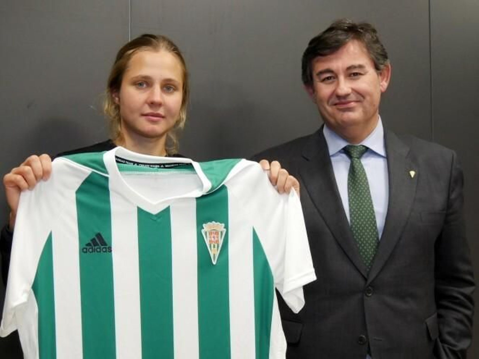 Danilova posa con la camiseta blanquiverde junto a Javier González Calvo.