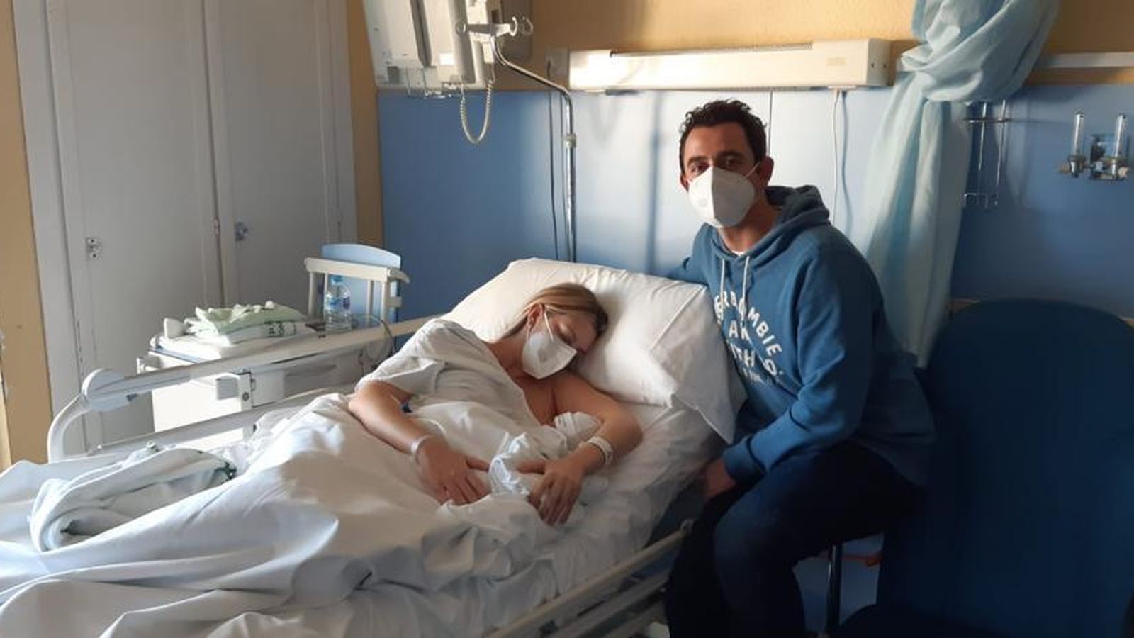 María del Carmen Velasco y Daniel Parra, con su hija Valeria.