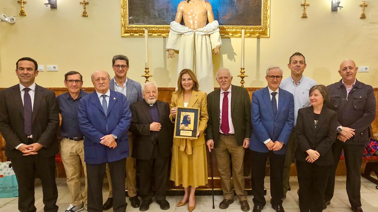 Fotografía de familia ante Jesús Despojado