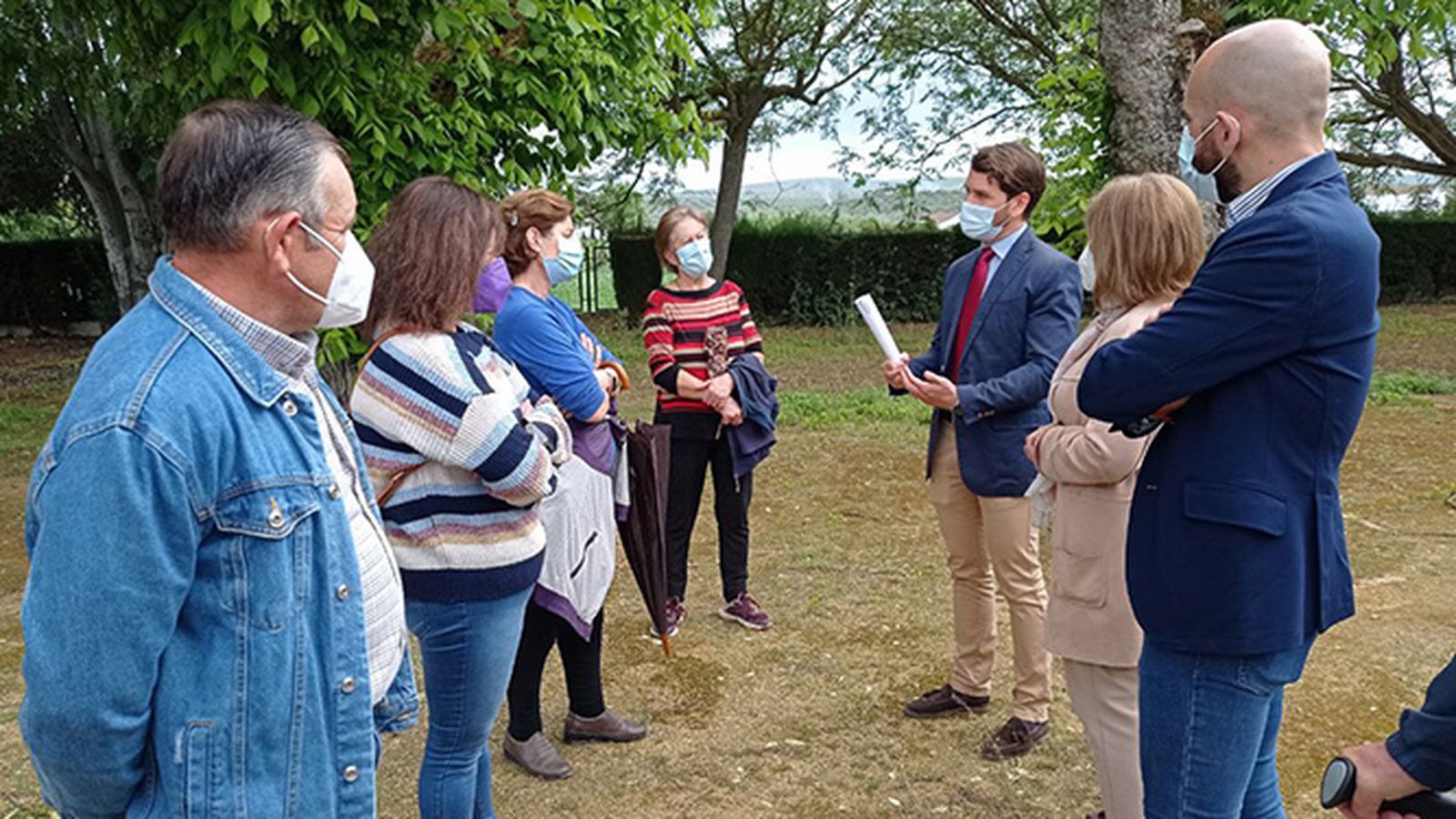 El alcalde y miembros del equipo de gobierno con vecinos de Huertas Bajas.
