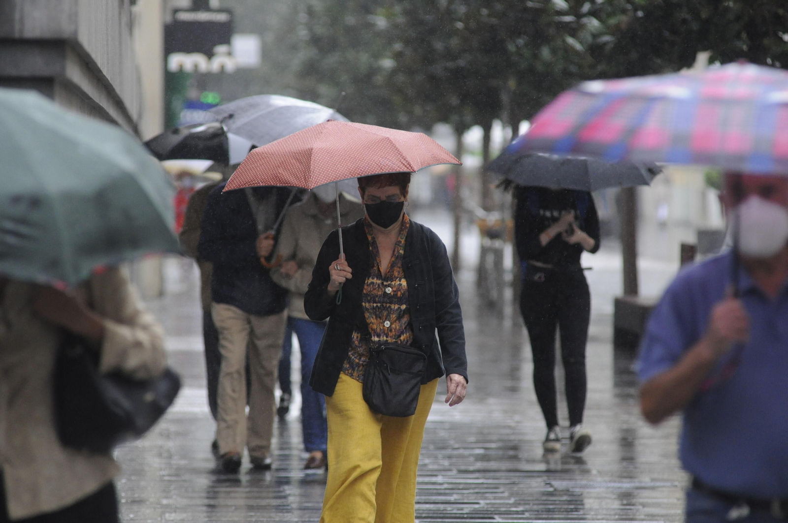 Varias personas caminan bajo la lluvia en Córdoba.
