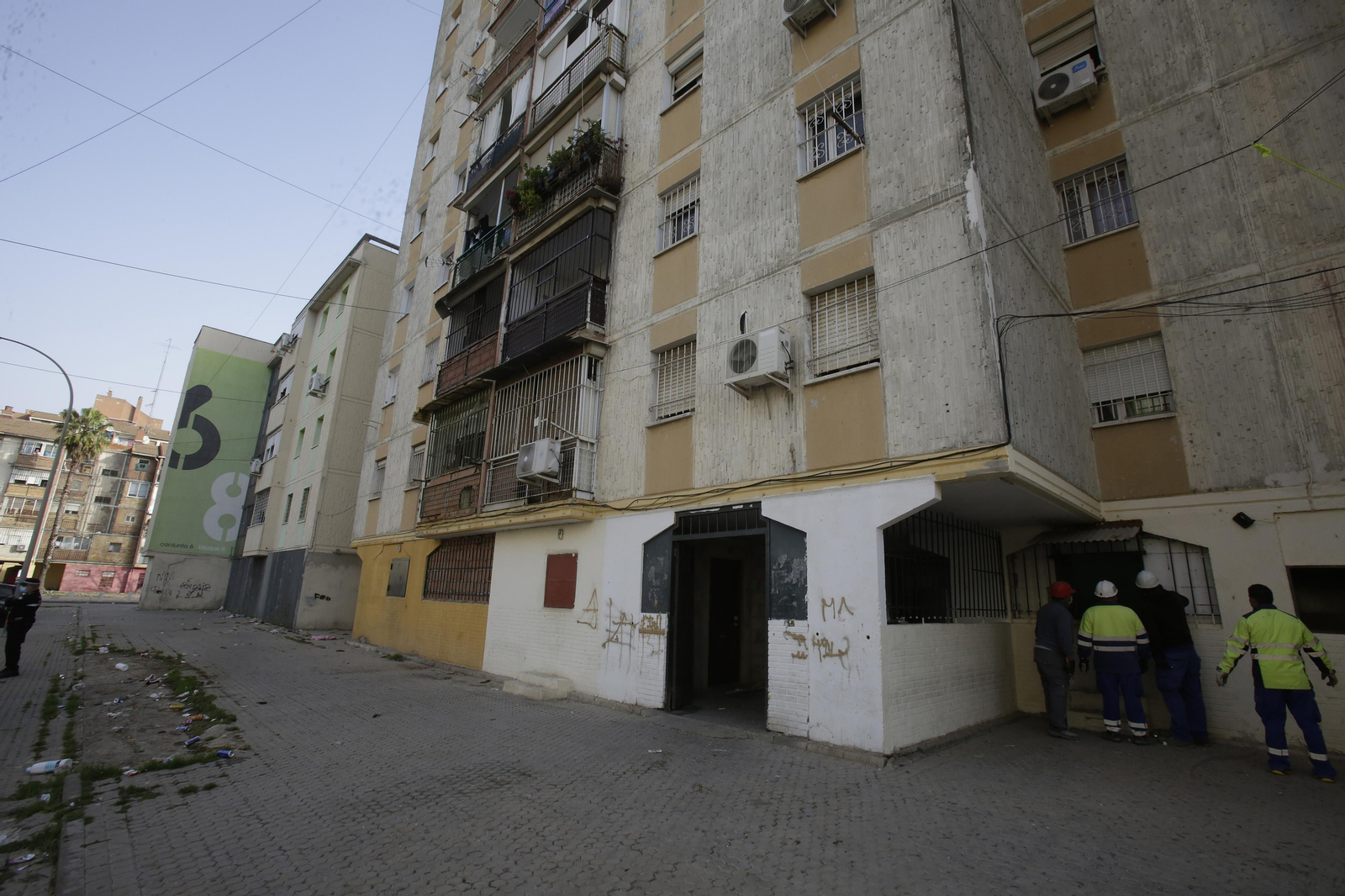 Demolición de muros y patios ilegales en las tres mil viviendas