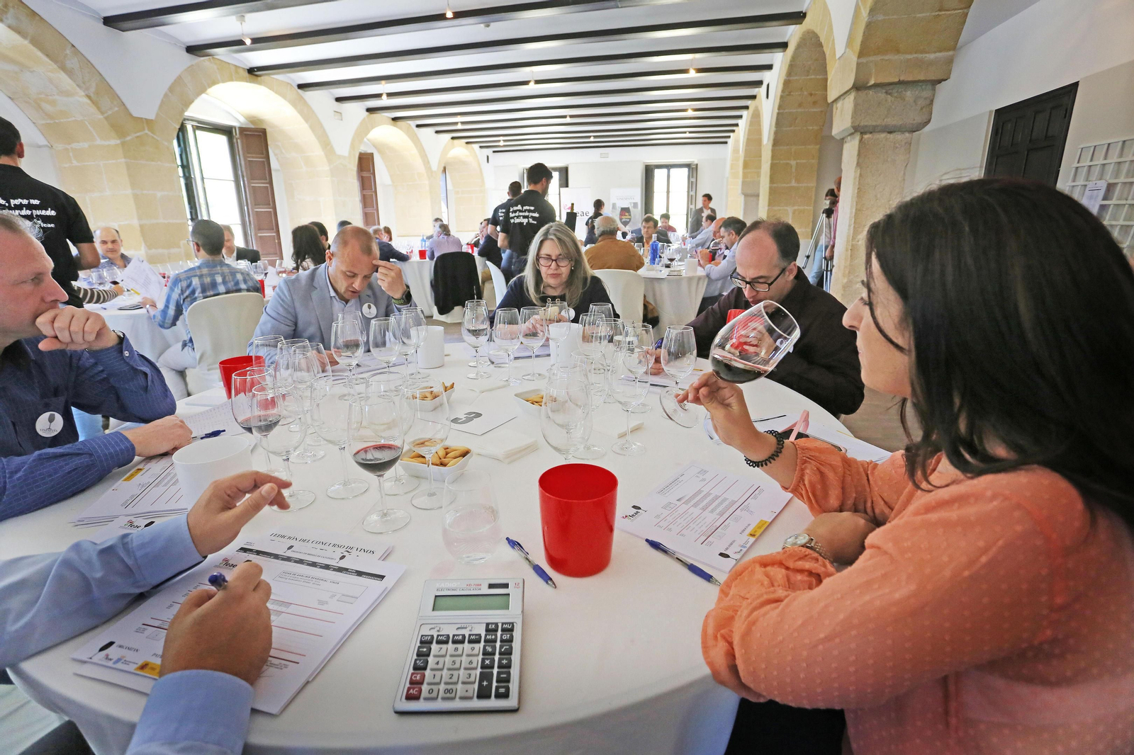 Los expertos catadores y miembros del jurado de VinEspaña, el pasado viernes durante el concurso en el Alcázar.