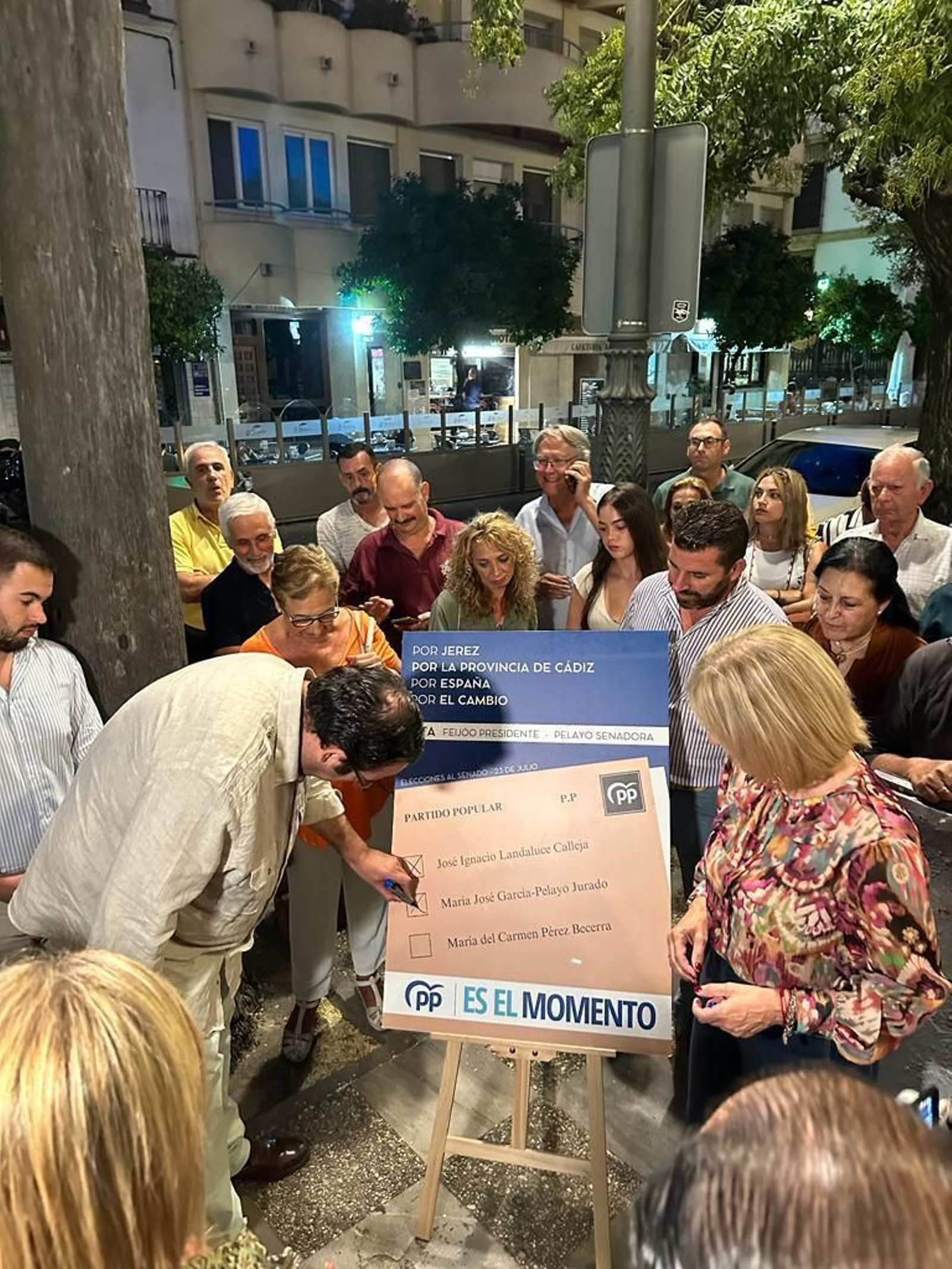 María José García-Pelayo y Alejandro López, con un cartel que simula la papeleta de votación al Senado.