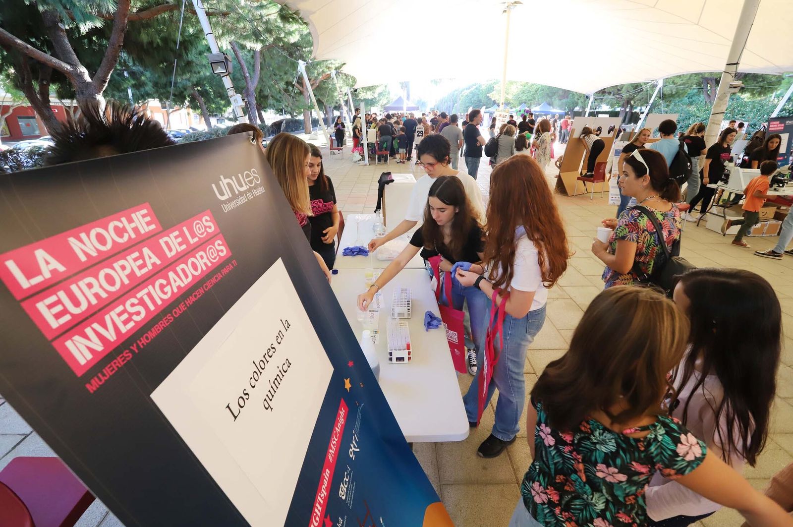 Imágenes de los talleres y actividades de La Noche Europea de los Investigadores