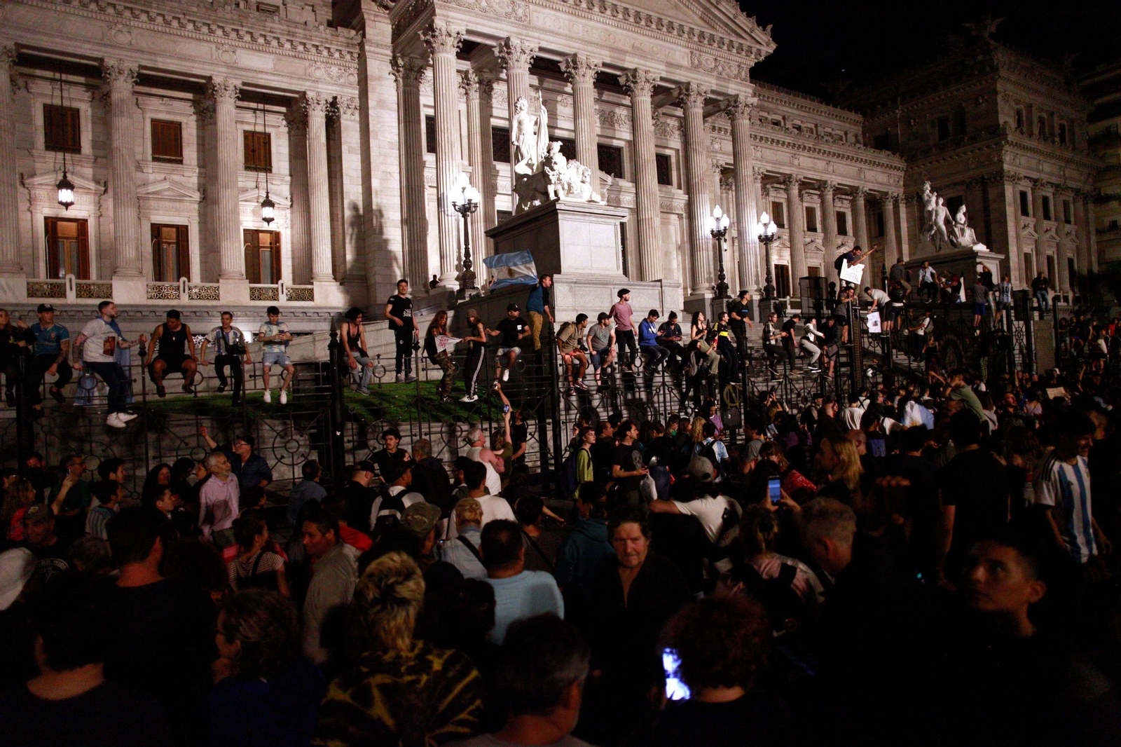 Miles de personas protestan en Buenos Aires contra Milei.