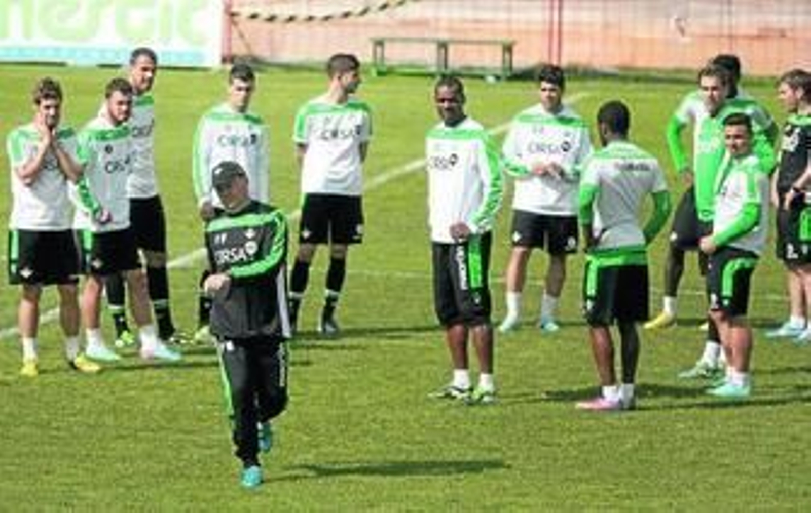 Pepe Mel organiza un entrenamiento, con su plantilla al fondo.