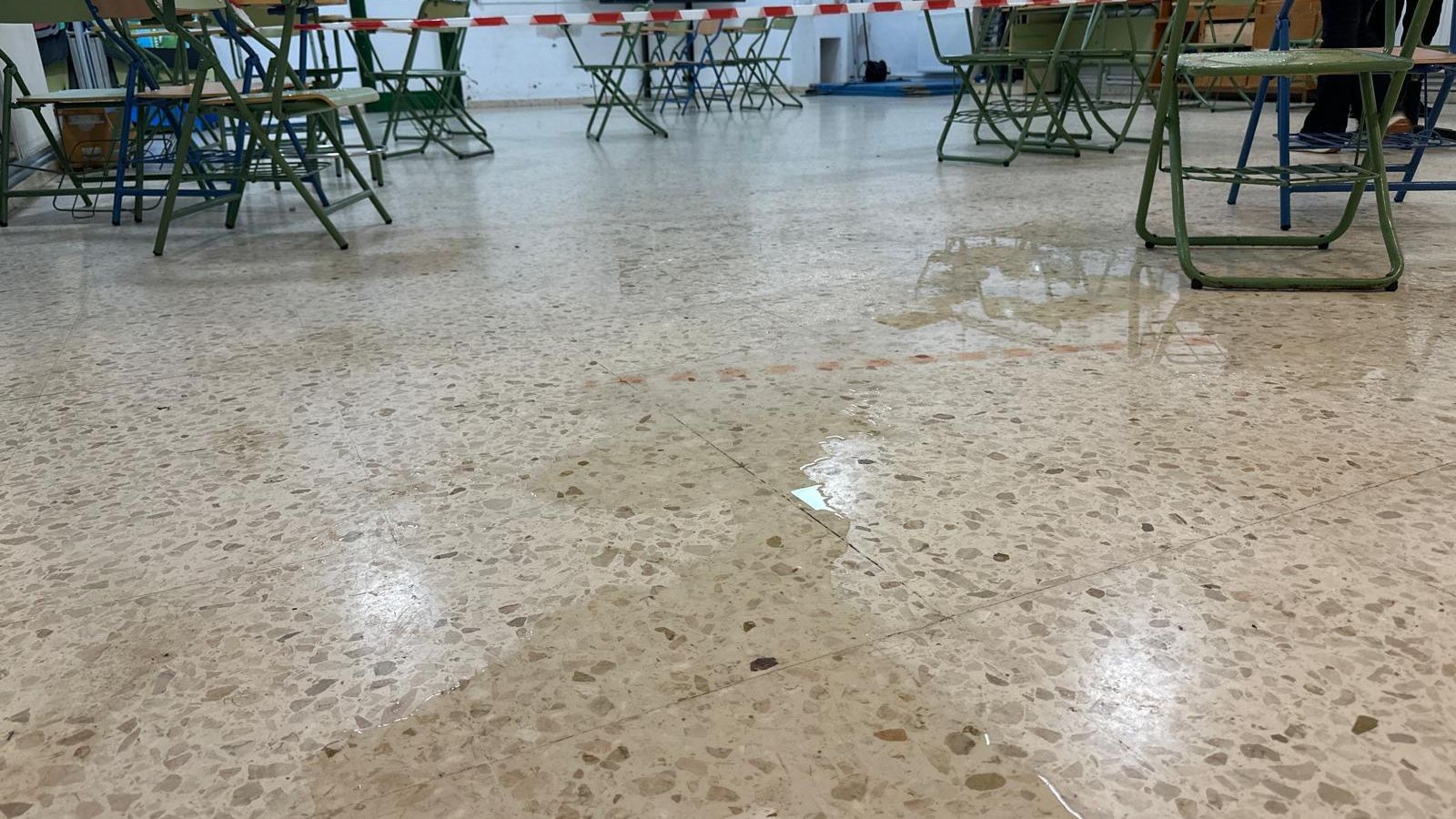 Aula precintada por las goteras y la humedad.