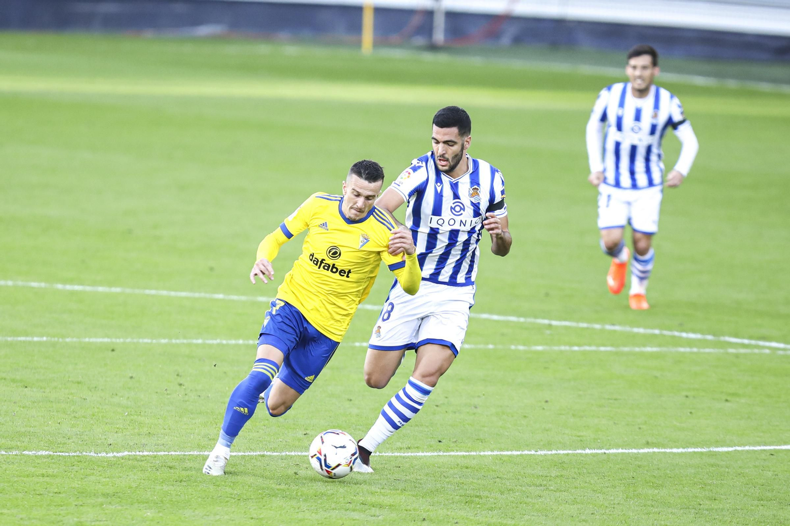 Salvi trata de ganar en carrera a Mikel Merino en el duelo de la pasada temporada.