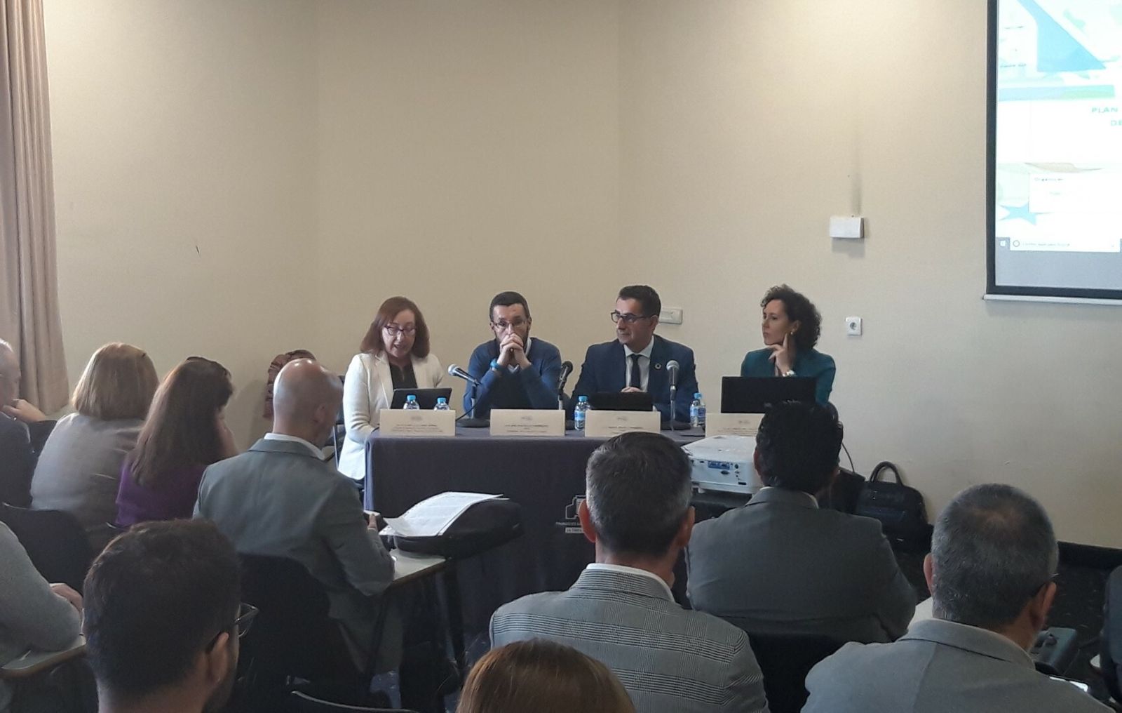 El público sigue el arranque de las jornadas.