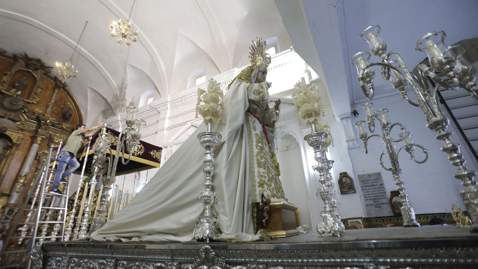 Preparativos en las iglesias de Algeciras para la Magna Mariana, en imágenes