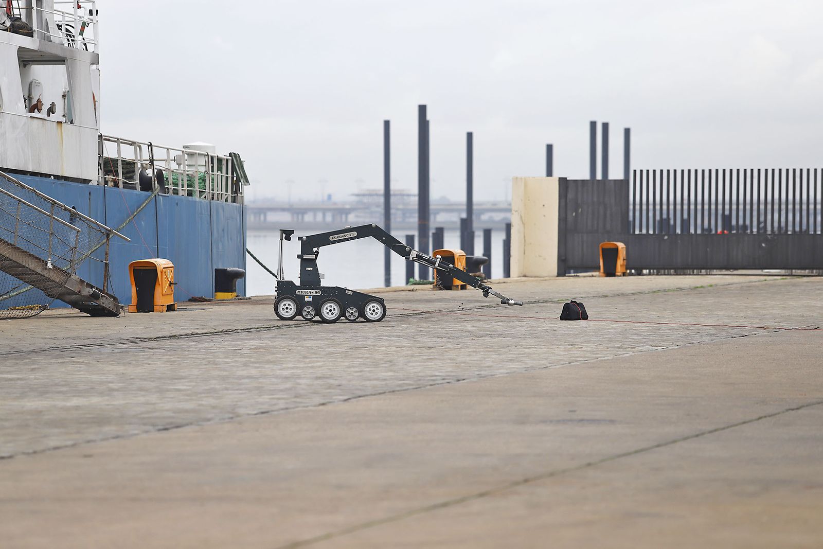 Imágenes del simulacro de explosivos realizado en el muelle de Levante
