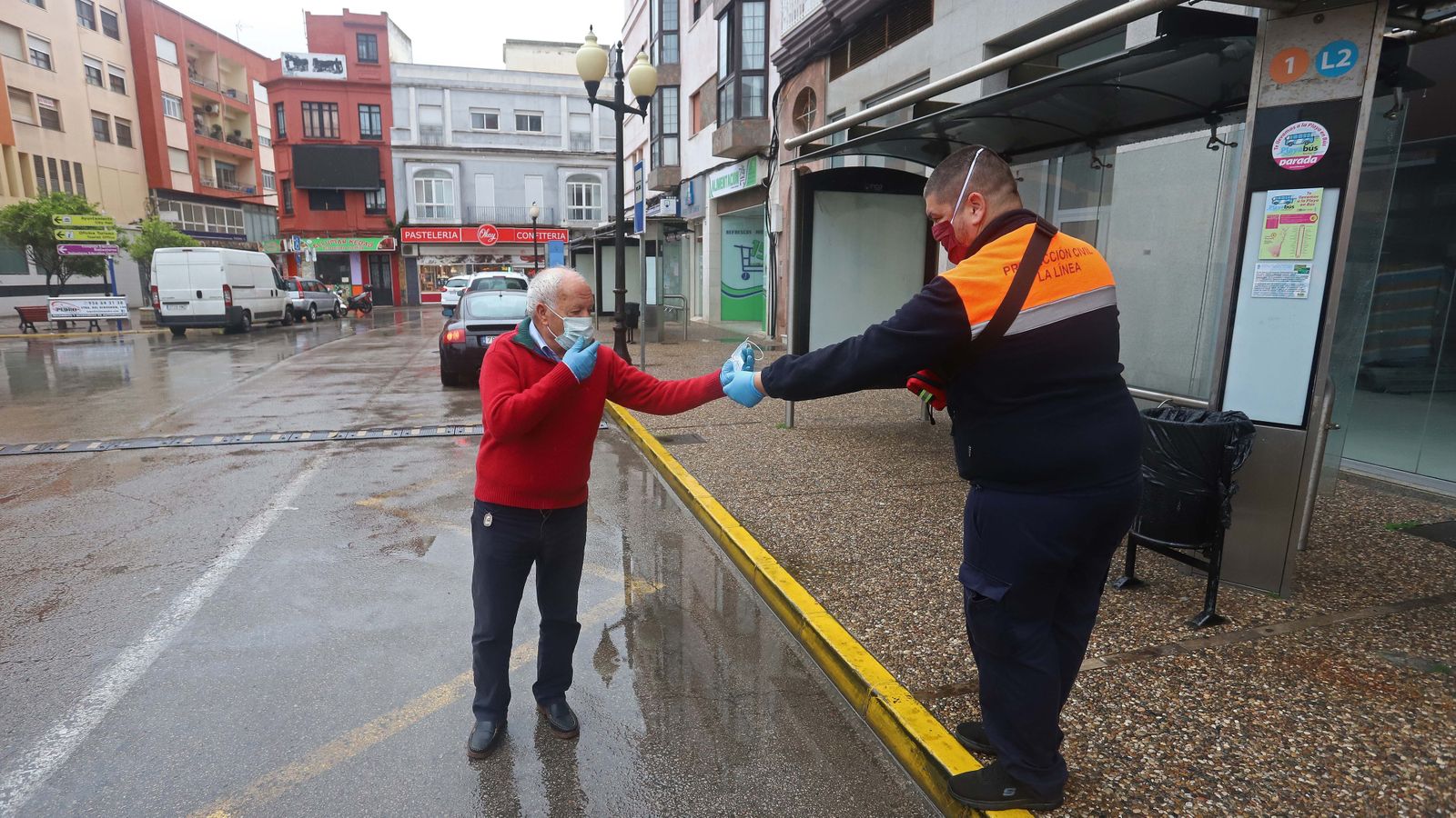 Reparto de mascarillas en las estaciones de autobús del Campo de Gibraltar