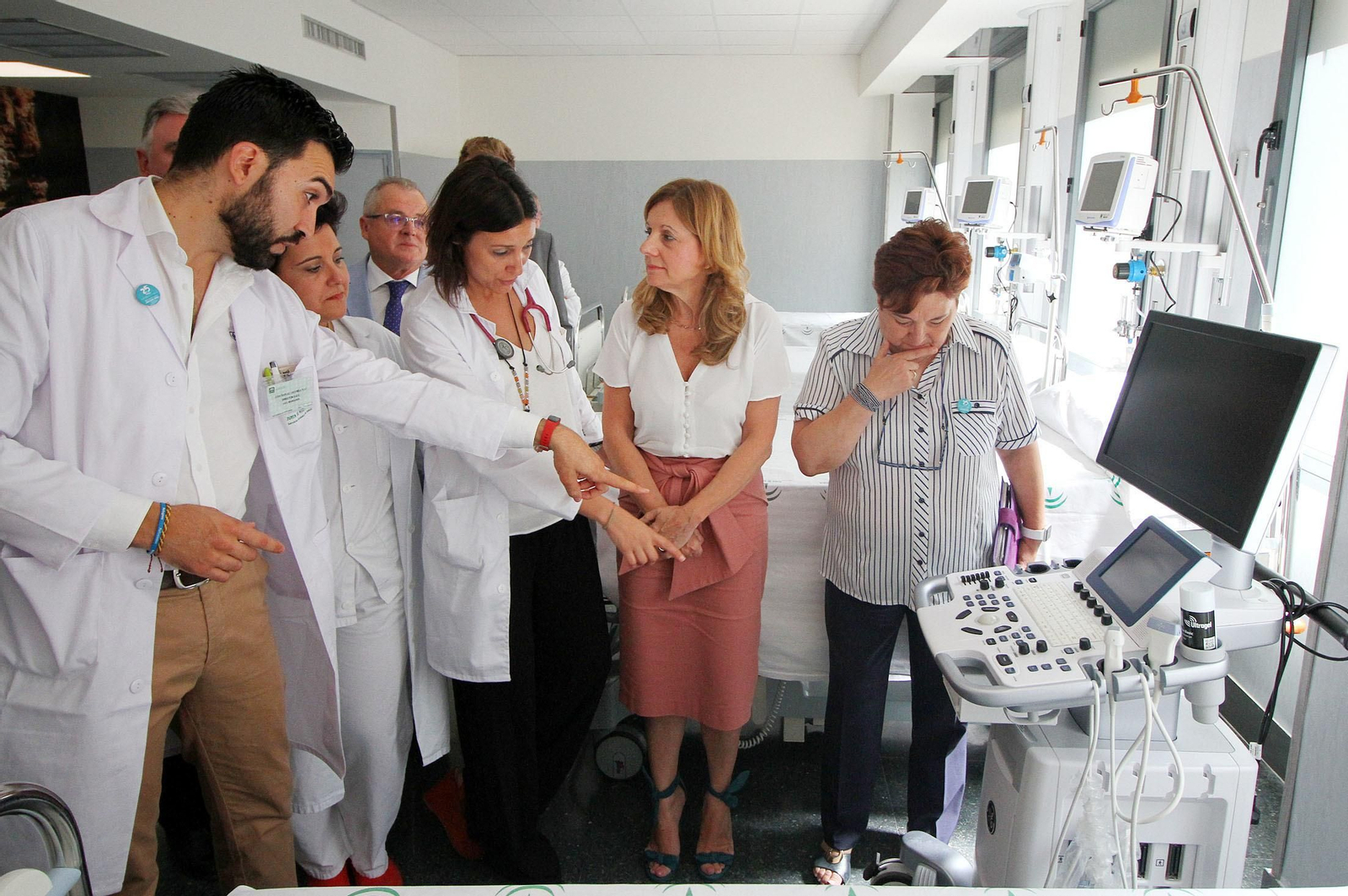 Imágenes de la visita de la consejera de Salud, Marina Álvarez, a la nueva Unidad de Ictus del Hospital Juan Ramón Jiménez