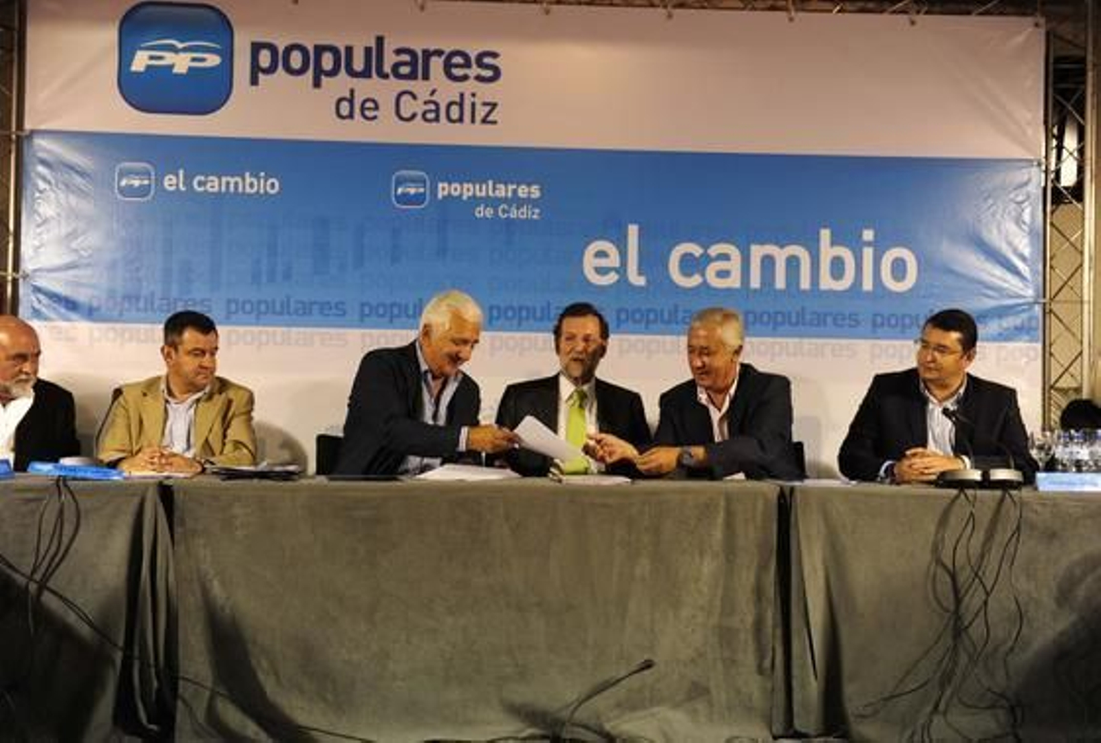 La cúpula del PP, con Mariano Rajoy que presidió el encuentro mantenido ayer en La Isla con los empresarios  Foto: Elias Pimentel