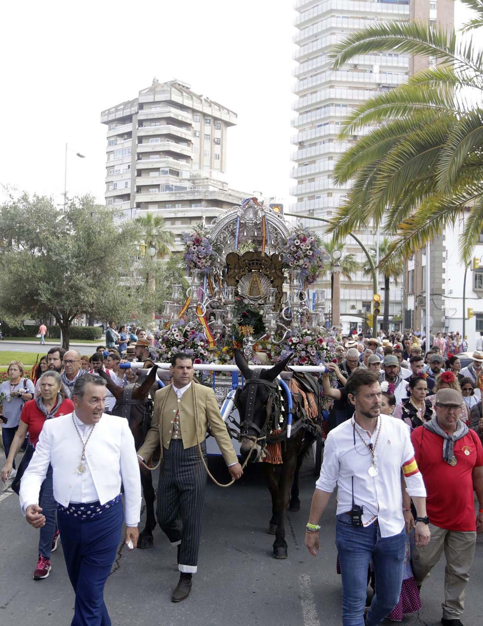 El Rocío 2023: Imágenes de la Hermandad de Emigrantes en su salida de Huelva
