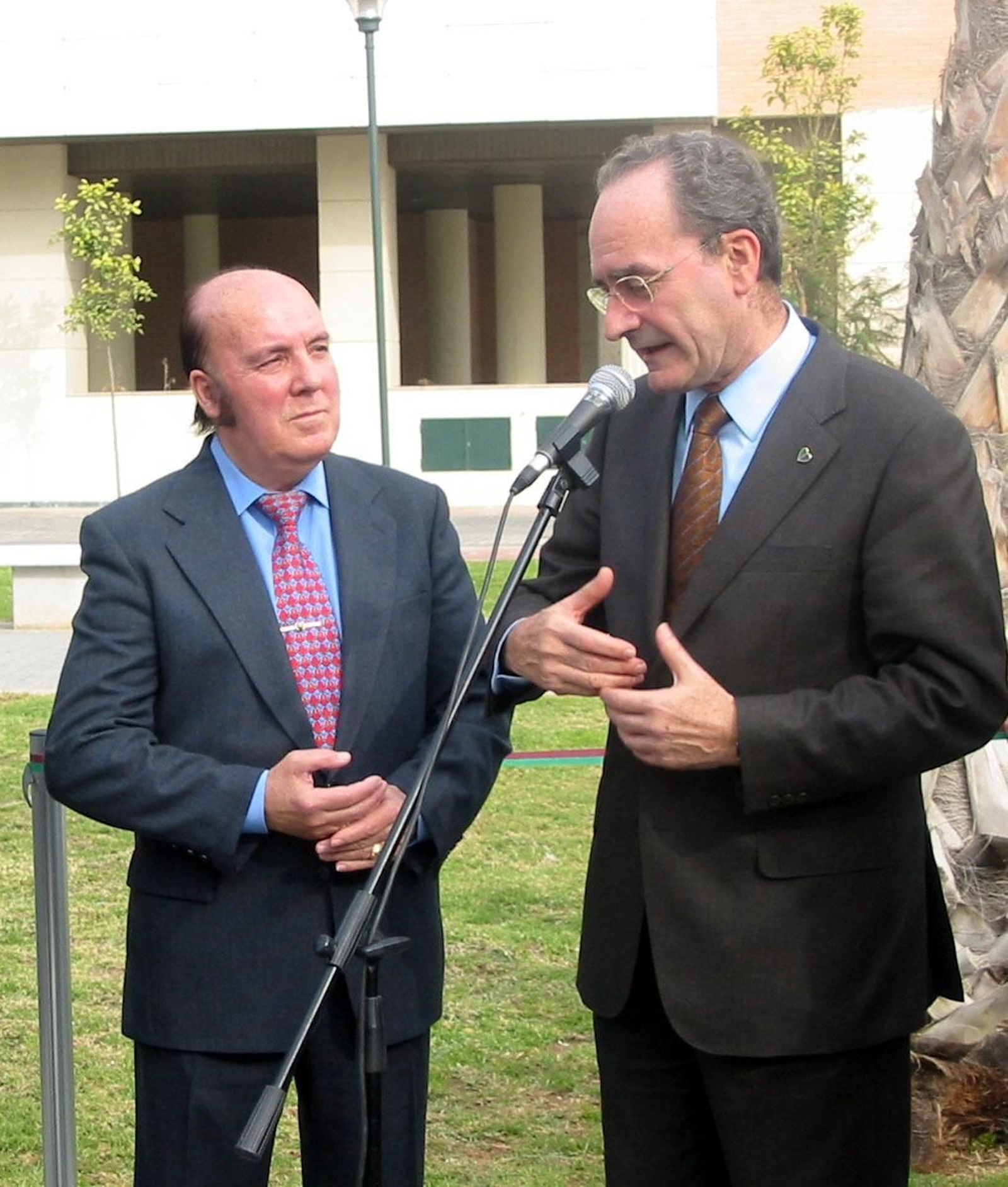 Chiquito  de  la  Calzada  y Francisco inauguran el parque que lleva el nombre del humorista en Málaga (2004)