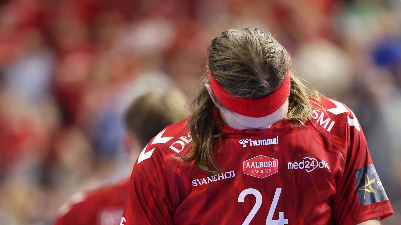 El danés Mikkel Hansen del Aalborg reacciona tras la derrota de su equipo en la final