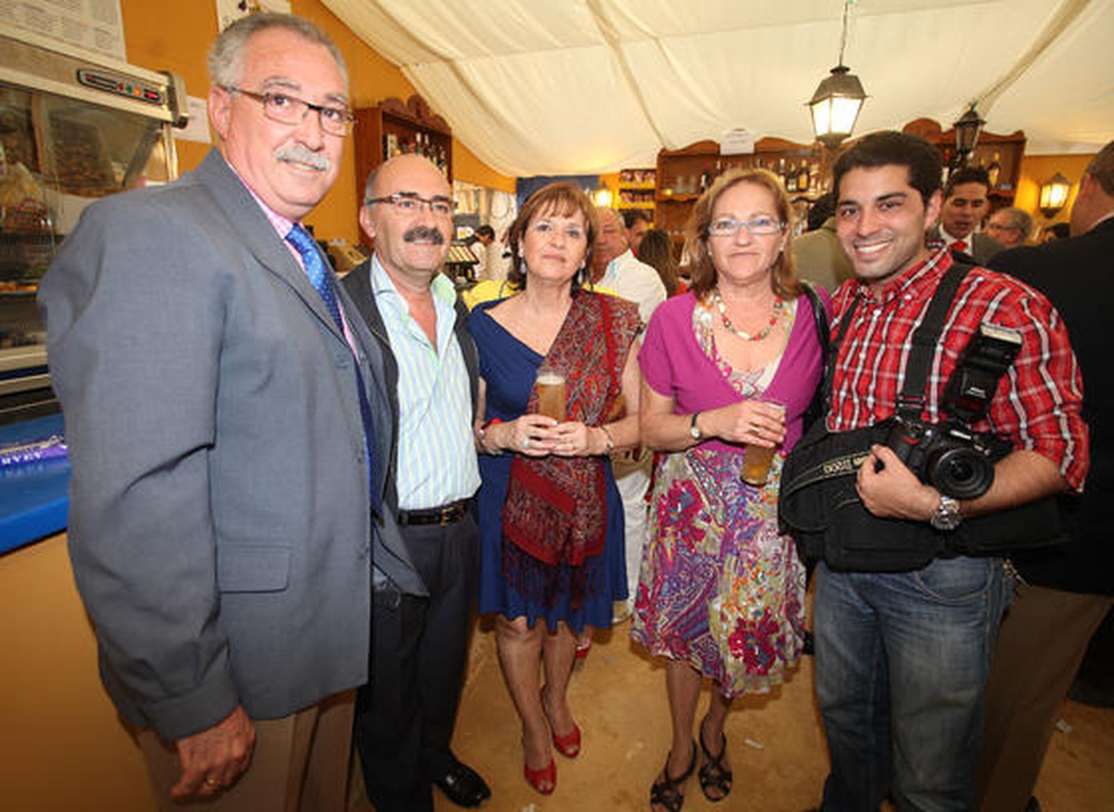El inspector de policía Antonio Padillo, su esposa Li Ramírez; Ana María Sabido; José Sánchez y el fotógrafo de Diario de Jerez, Manuel Aranda. 

Foto: Vanesa Lobo