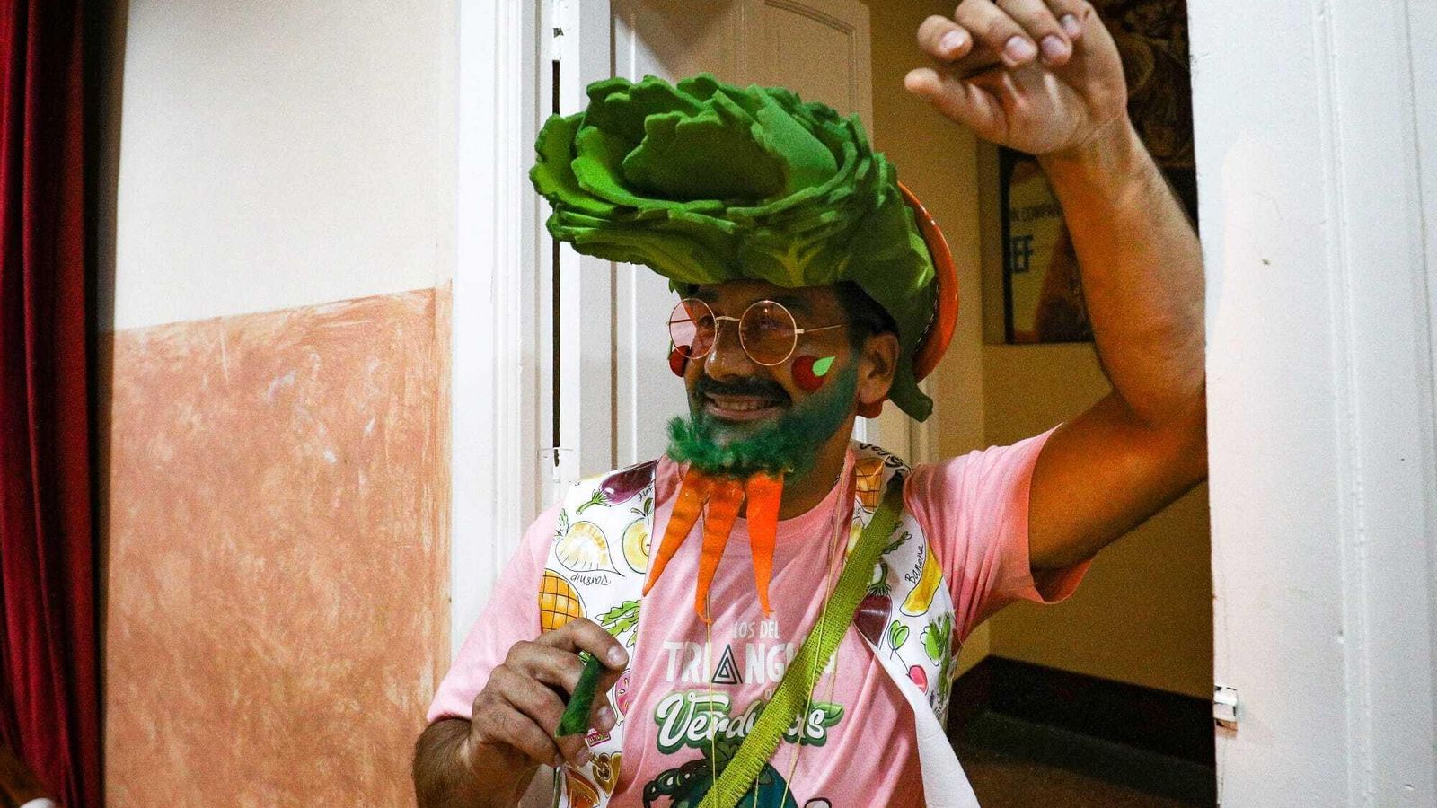 Zeus Marín, con el tipo de su chirigota, 'El triángulo de las verduras', en camerinos.