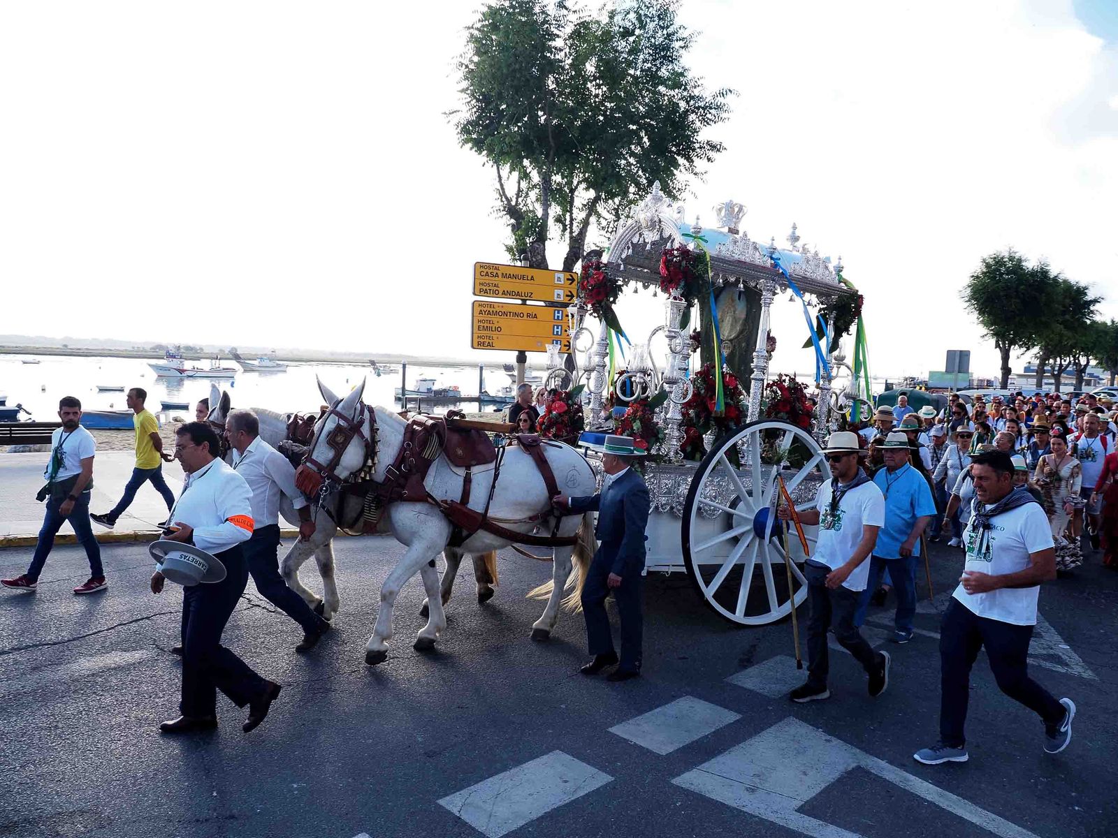 Salida de la Hermandad de Punta Umbría hacia El Rocío.