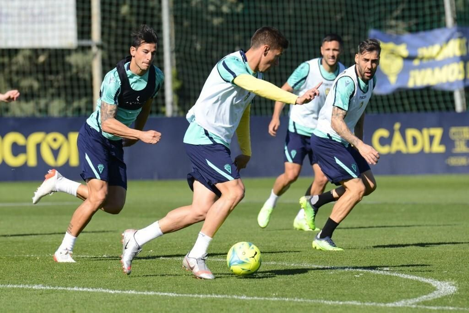 Una sesión del Cádiz en El Rosal.