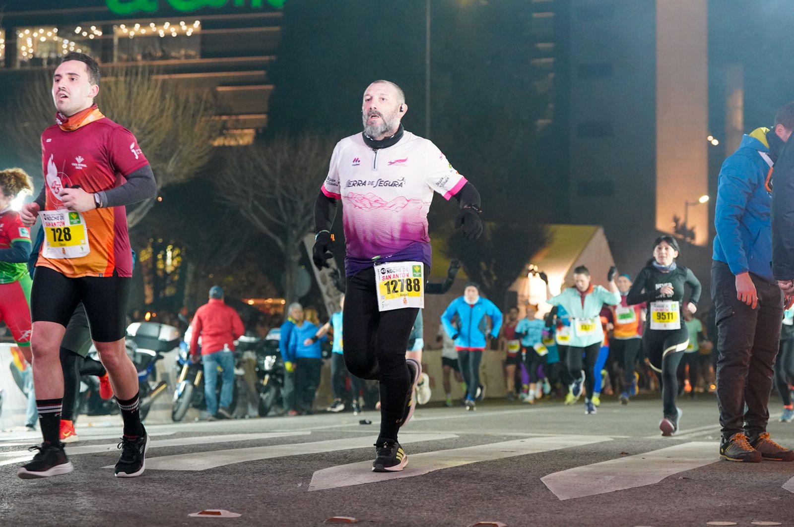 En imágenes: búscate en tu llegada a meta de la Carrera de San Antón 2026 (12)