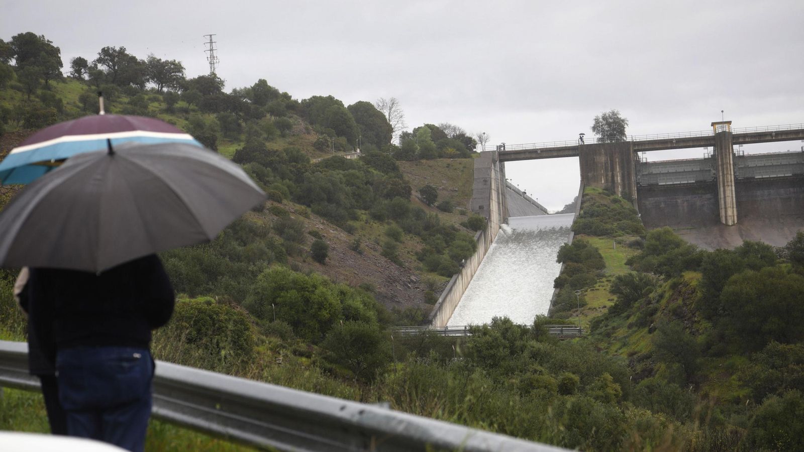 El embalse San Rafael de Navallana en Córdoba desembalsa agua.