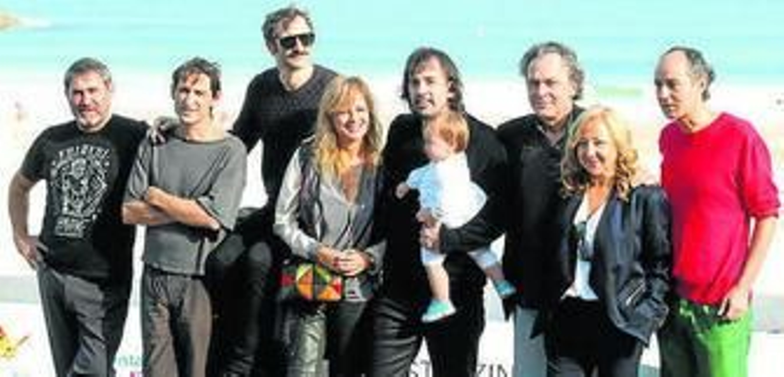 Isaki Lacuesta, rodeado de los actores que protagonizan el filme.