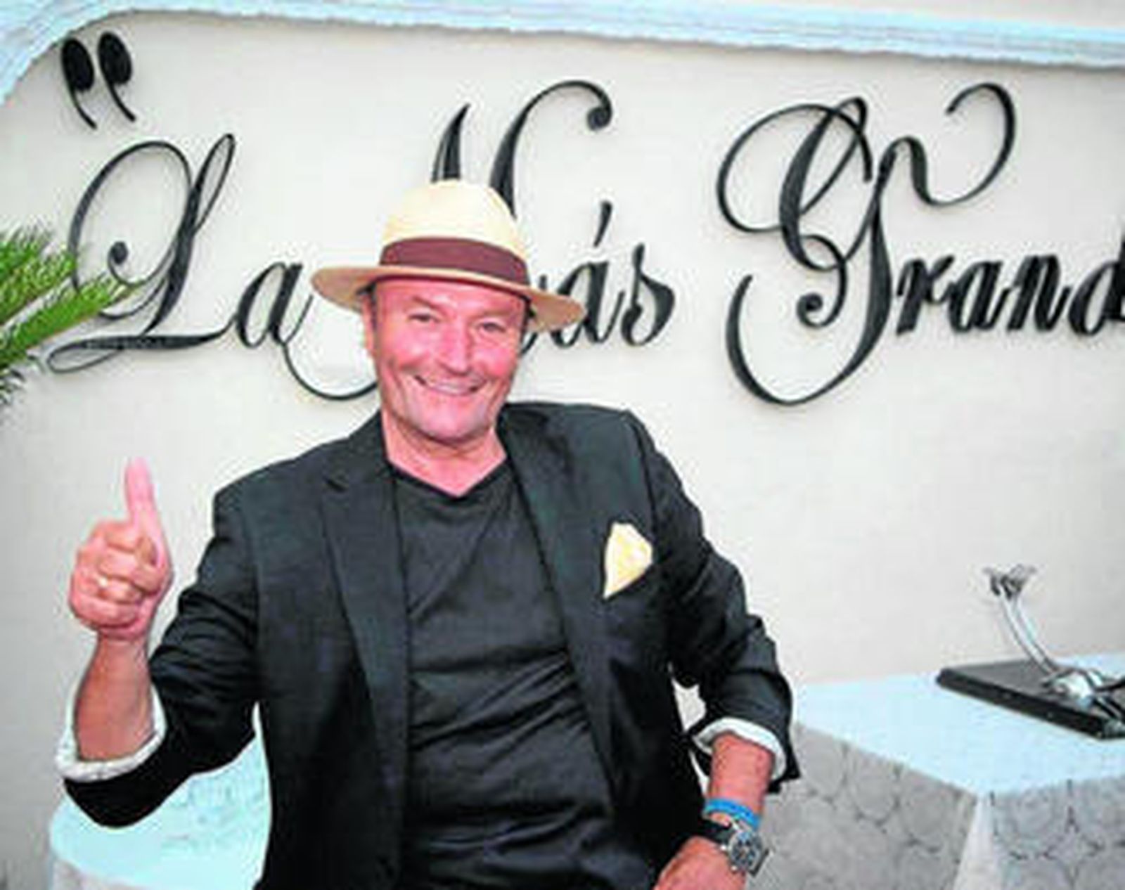 Amador Mohedano posa a la entrada del local La Más Grande, que se halla en Sanlúcar de Barrameda, en la carretera de Chipiona, y que es un homenaje a su hermana Rocío Jurado.