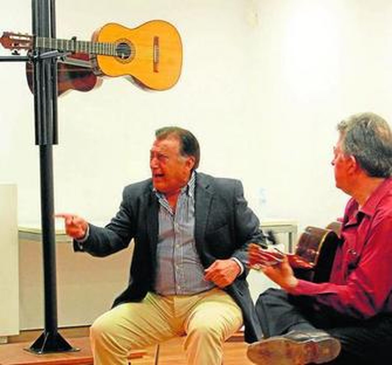 Calixto Sánchez acompañado de la guitarra de Eduardo Rebollar.